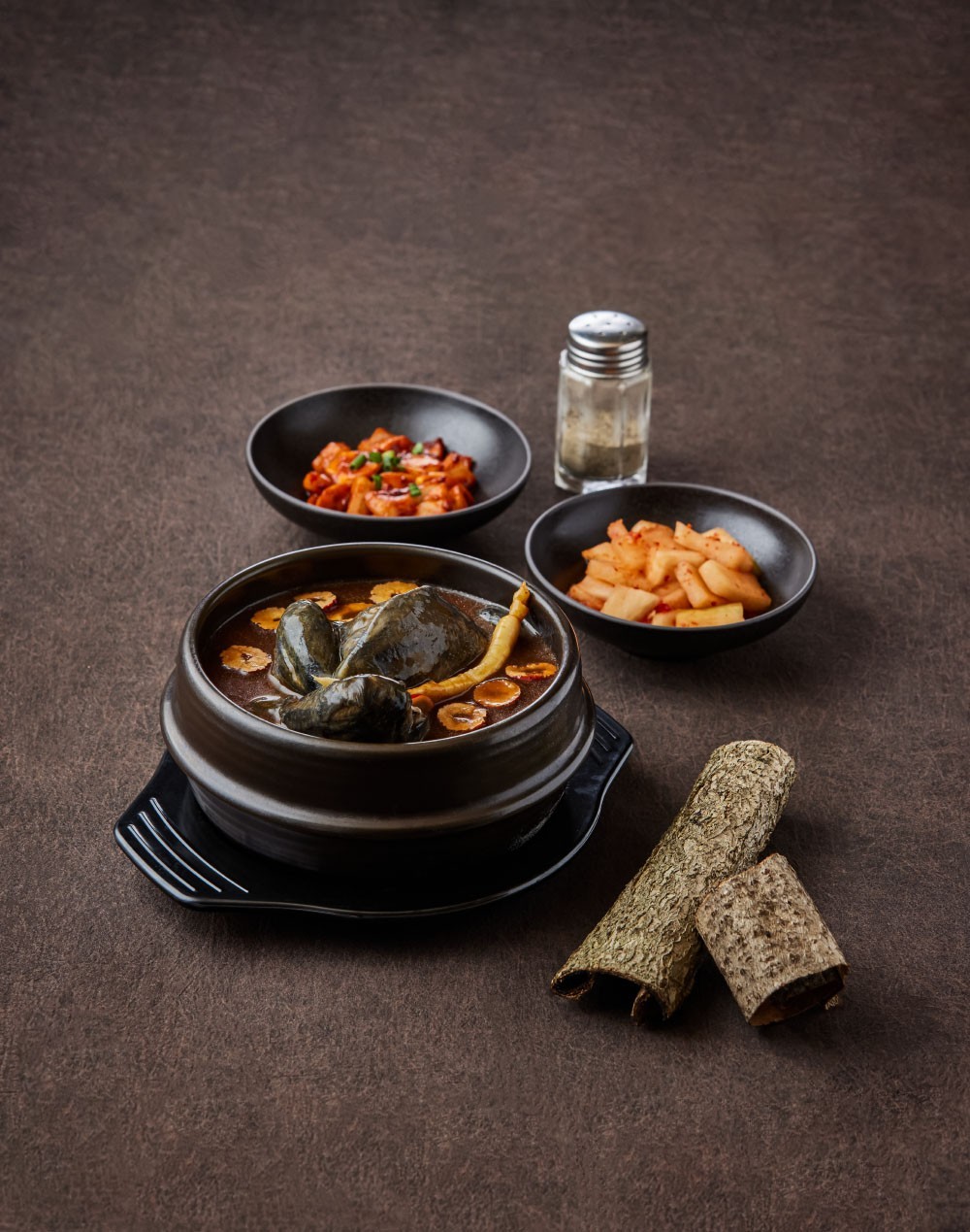 정성껏 끓여낸 옻오골계탕 한 그릇
